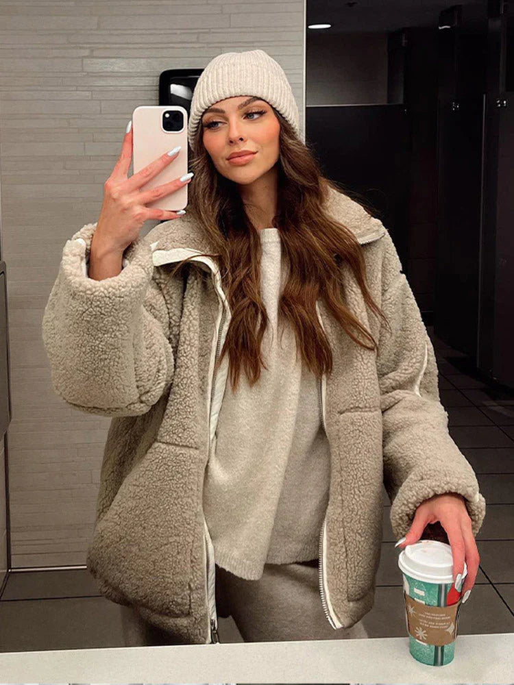 Dame varm teddyjakke forfra, blødt beige materiale, løs pasform, perfekt til efterårsgarderoben.