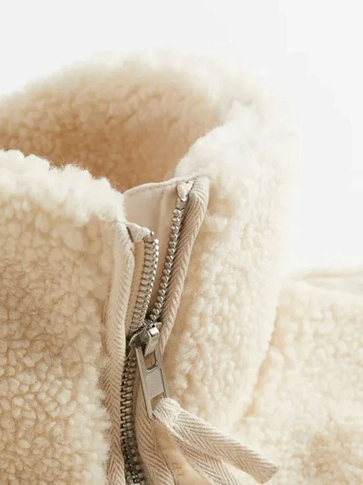 Dame varm teddyjakke forfra, blødt beige materiale, løs pasform, perfekt til efterårsgarderoben.