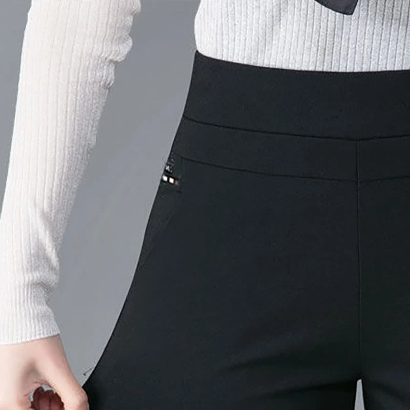 Dame vinter skinny bukser i sort, med varmt og blødt for, ideel til vinterbrug.