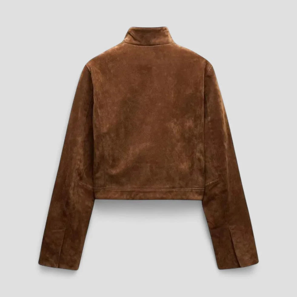 "Naisten lyhyt mokkanahkainen vetoketjutakki edestä, elegantti ja moderni design, keinonahkaa muistuttava materiaali."