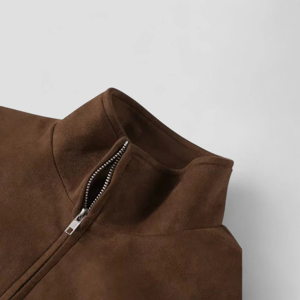 "Naisten lyhyt mokkanahkainen vetoketjutakki edestä, elegantti ja moderni design, keinonahkaa muistuttava materiaali."