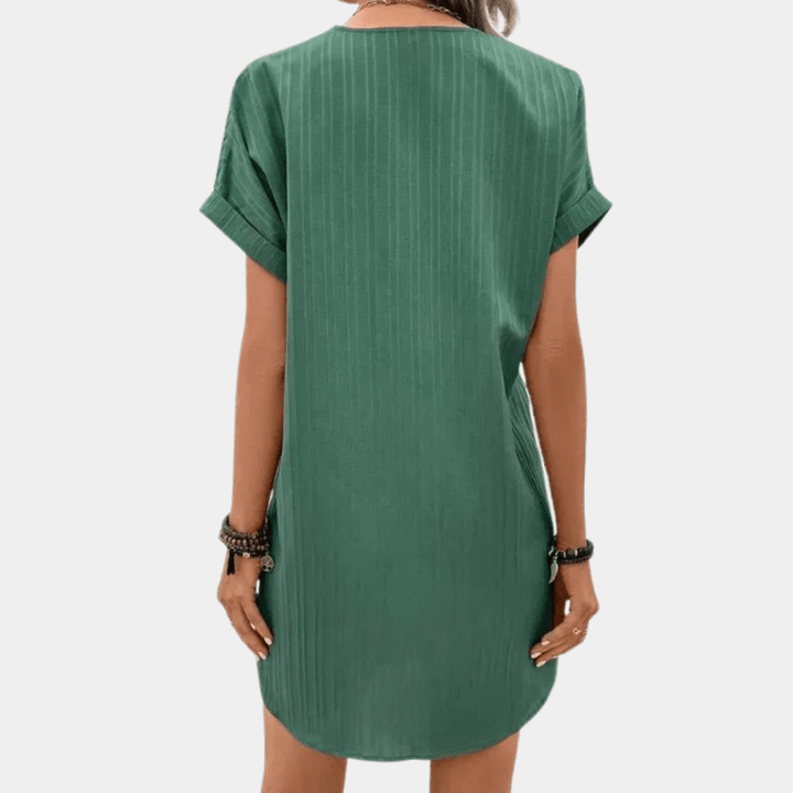 Dame mini kjole med V-udskæring, minimalistisk design, flotte farver, afslappet og festlig stil.