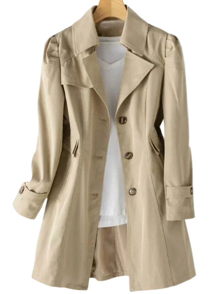 "Naisten moderni beige trenchcoat edestä, ajaton ja tyylikäs, korostaa naisellista siluettia ja sopii eri tilaisuuksiin."