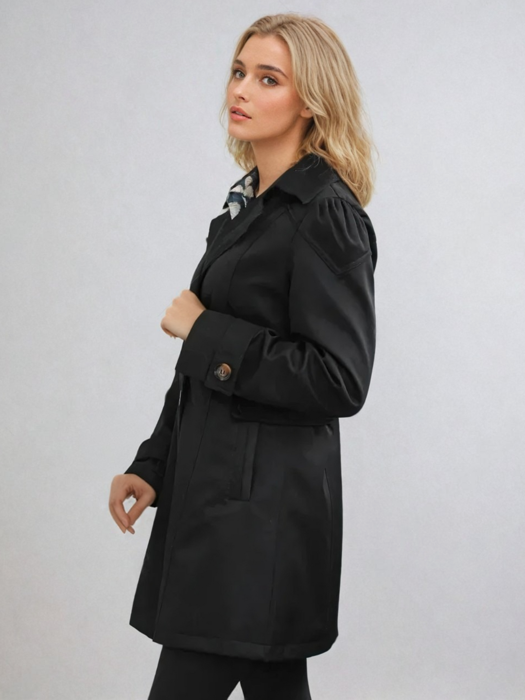 "Naisten moderni beige trenchcoat edestä, ajaton ja tyylikäs, korostaa naisellista siluettia ja sopii eri tilaisuuksiin."
