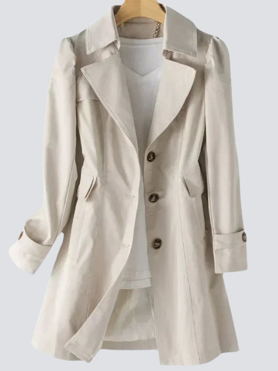 "Naisten moderni beige trenchcoat edestä, ajaton ja tyylikäs, korostaa naisellista siluettia ja sopii eri tilaisuuksiin."