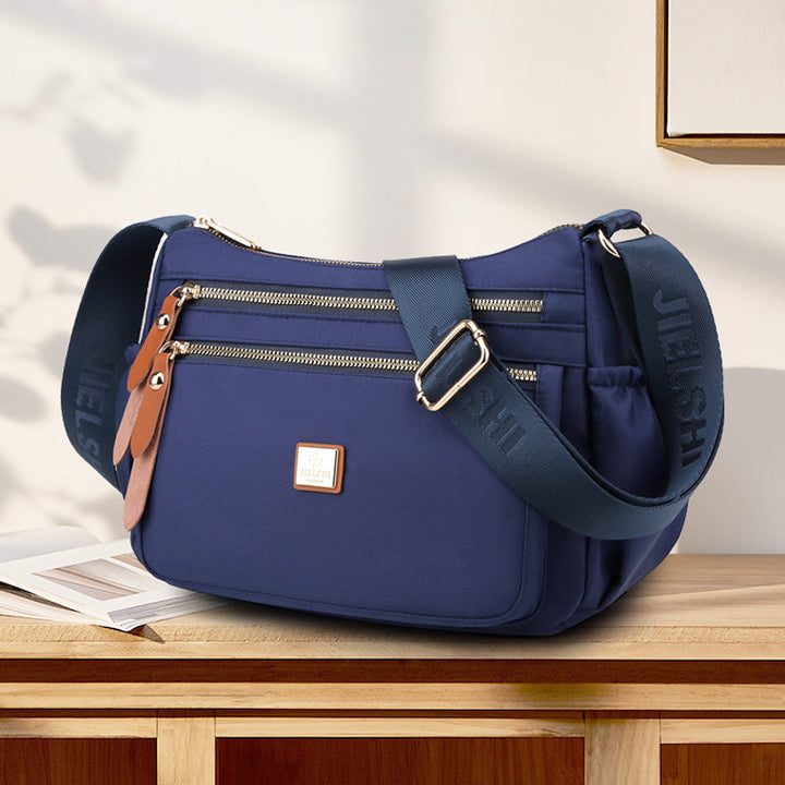 Dame multi-lags nylon skuldertaske, grå, elegant og rummelig, flere lommer, perfekt til hverdagsbrug.