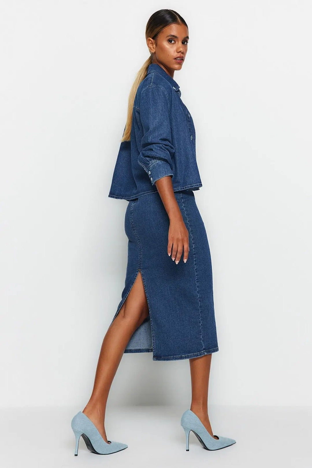 Dame alsidig midi denim nederdel, slank pasform, klare sømme, denim, lige under knæet.