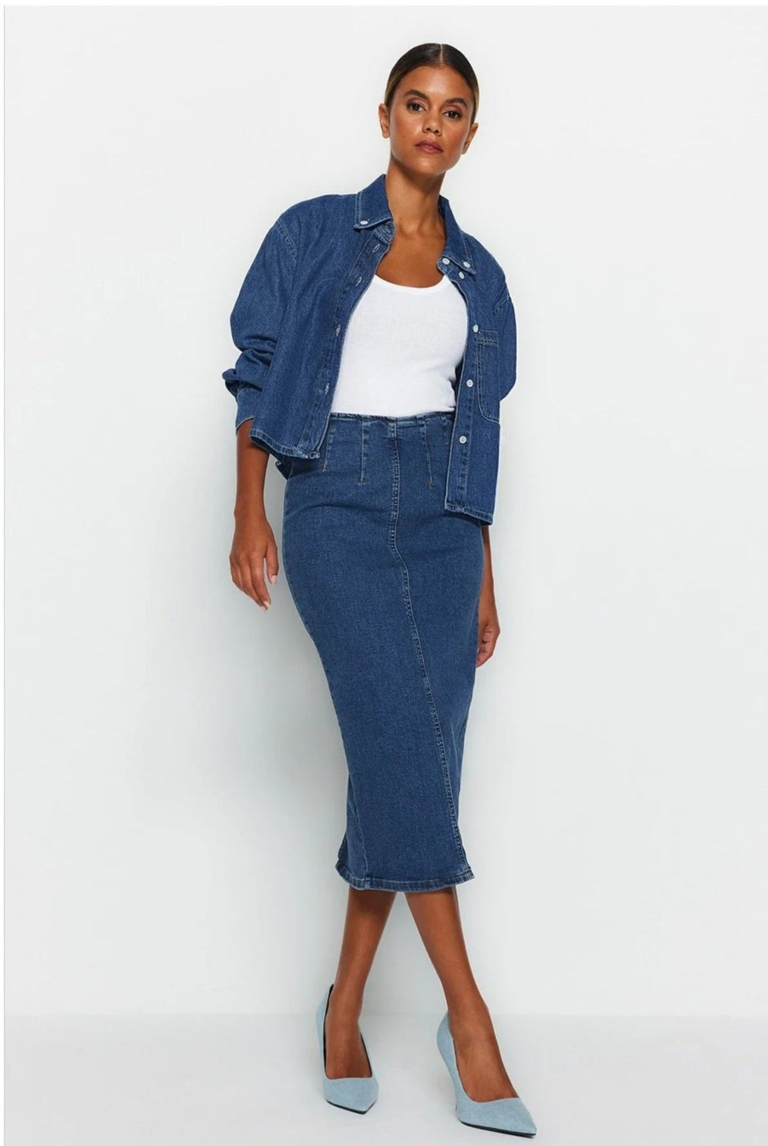 Dame alsidig midi denim nederdel, slank pasform, klare sømme, denim, lige under knæet.