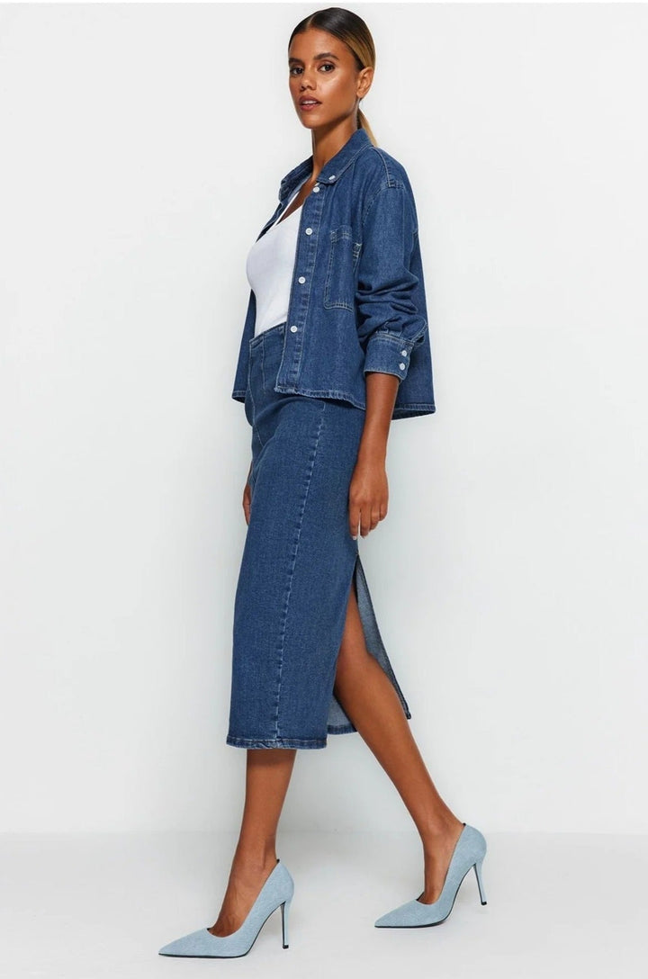 Dame alsidig midi denim nederdel, slank pasform, klare sømme, denim, lige under knæet.