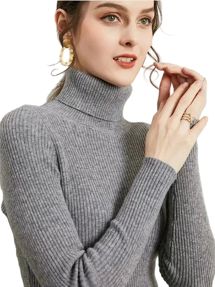 Dame flerfarvet stribet turtleneck sweater med lange ærmer, frontvisning, stilfuld og varm til efteråret.