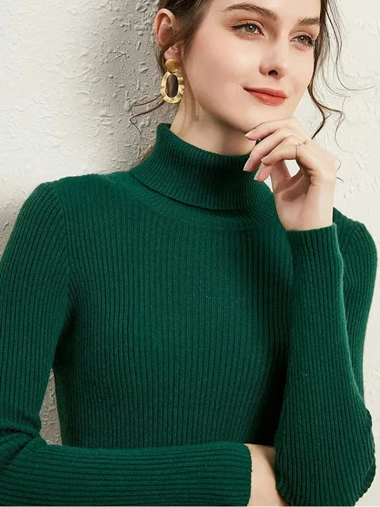 Dame flerfarvet stribet turtleneck sweater med lange ærmer, frontvisning, stilfuld og varm til efteråret.