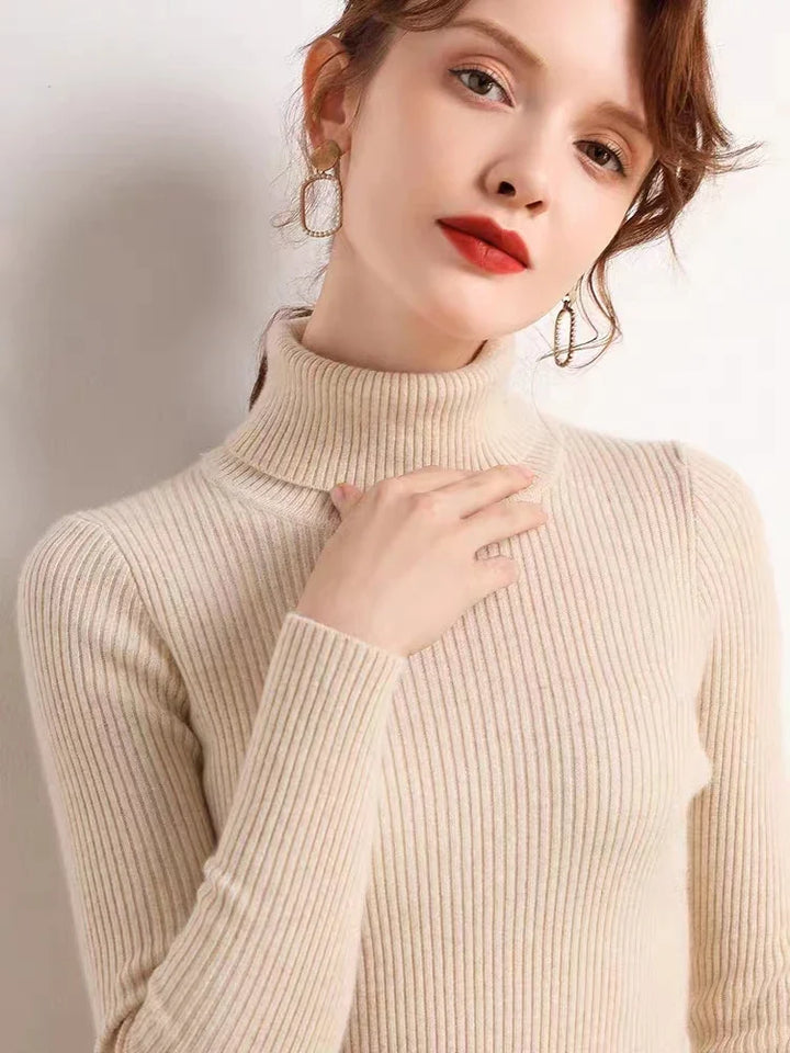 Dame flerfarvet stribet turtleneck sweater med lange ærmer, frontvisning, stilfuld og varm til efteråret.