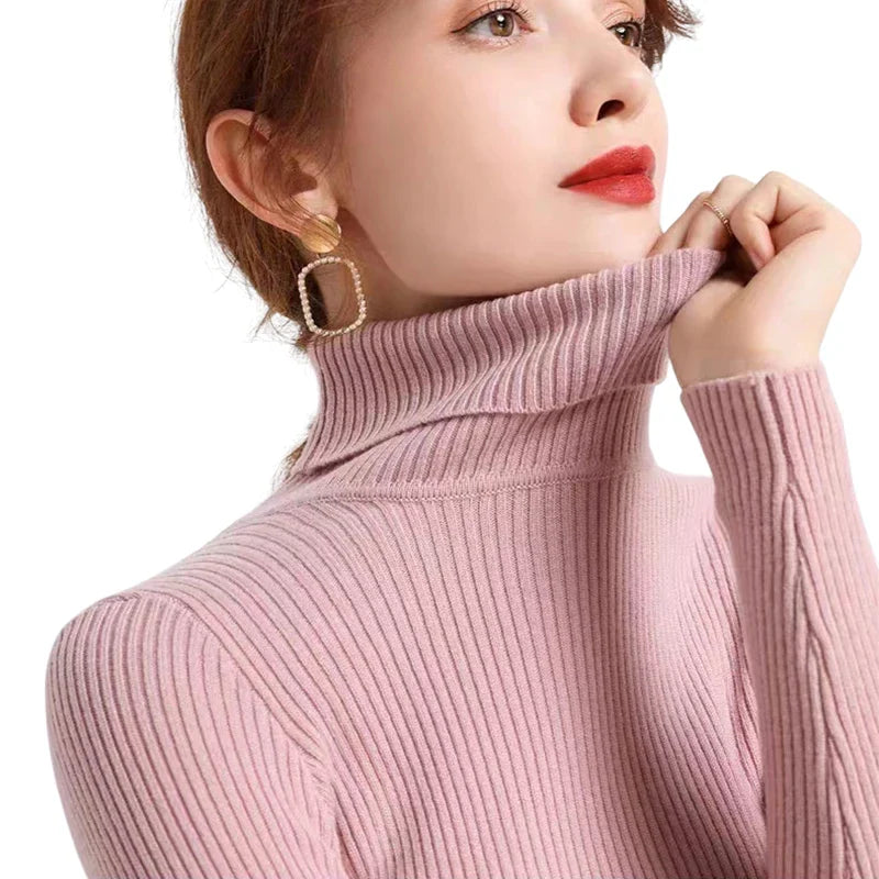 Dame flerfarvet stribet turtleneck sweater med lange ærmer, frontvisning, stilfuld og varm til efteråret.