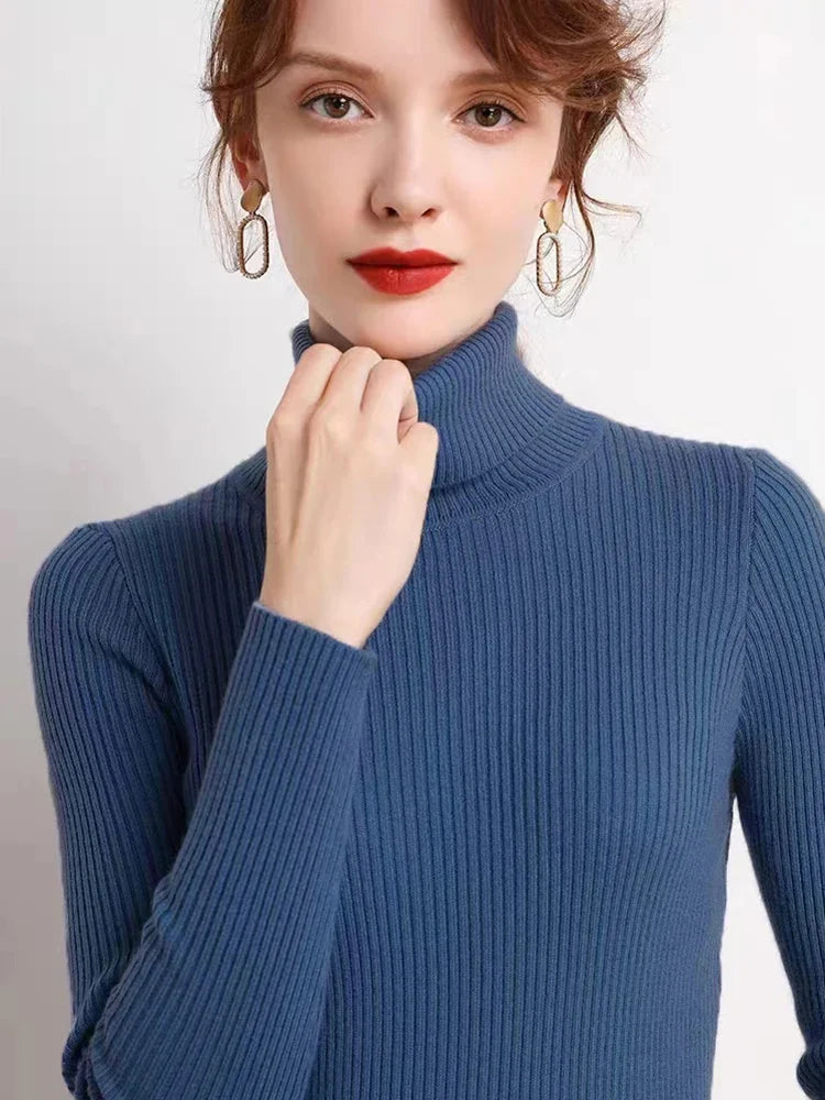 Dame flerfarvet stribet turtleneck sweater med lange ærmer, frontvisning, stilfuld og varm til efteråret.