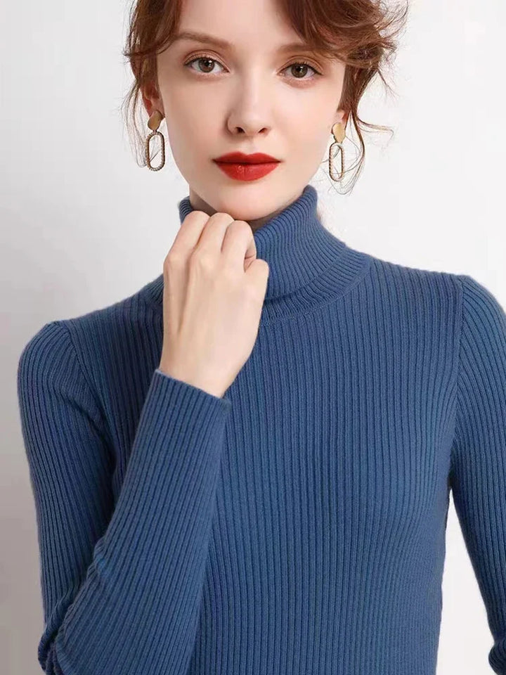Dame flerfarvet stribet turtleneck sweater med lange ærmer, frontvisning, stilfuld og varm til efteråret.