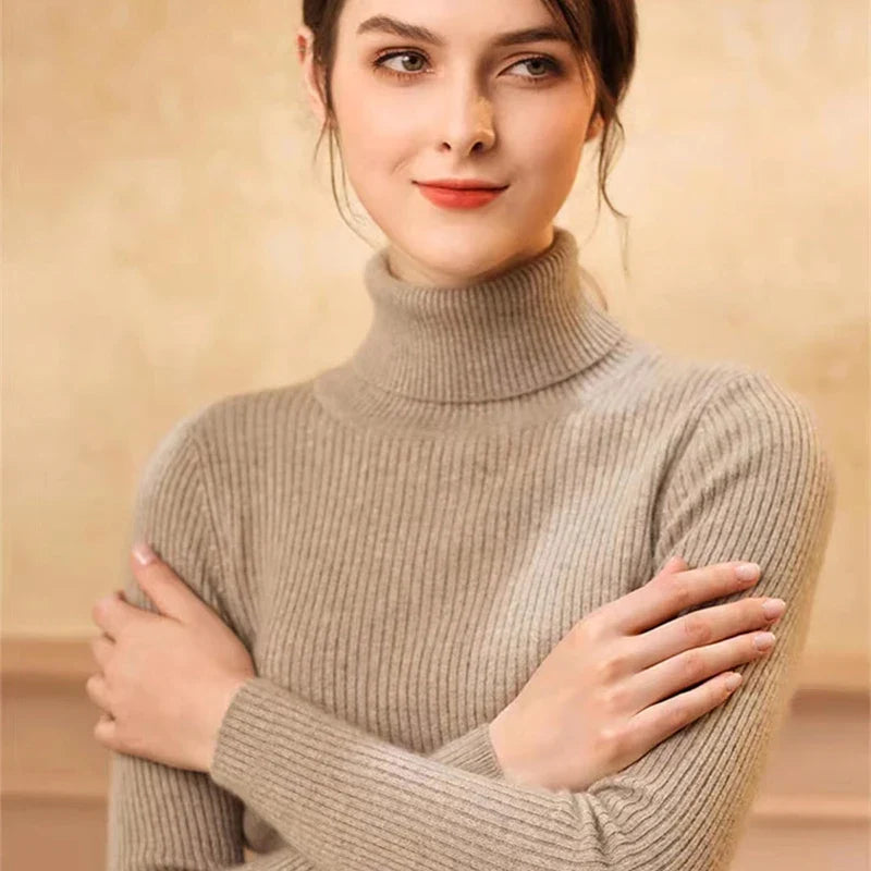 Dame flerfarvet stribet turtleneck sweater med lange ærmer, frontvisning, stilfuld og varm til efteråret.