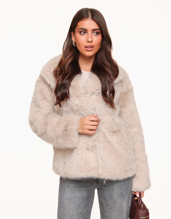 Naisten muhkea faux fur -takki, elegantti viimeistely, edestä, kevyt ja lämmin syksyn ja talven viileään säähän.