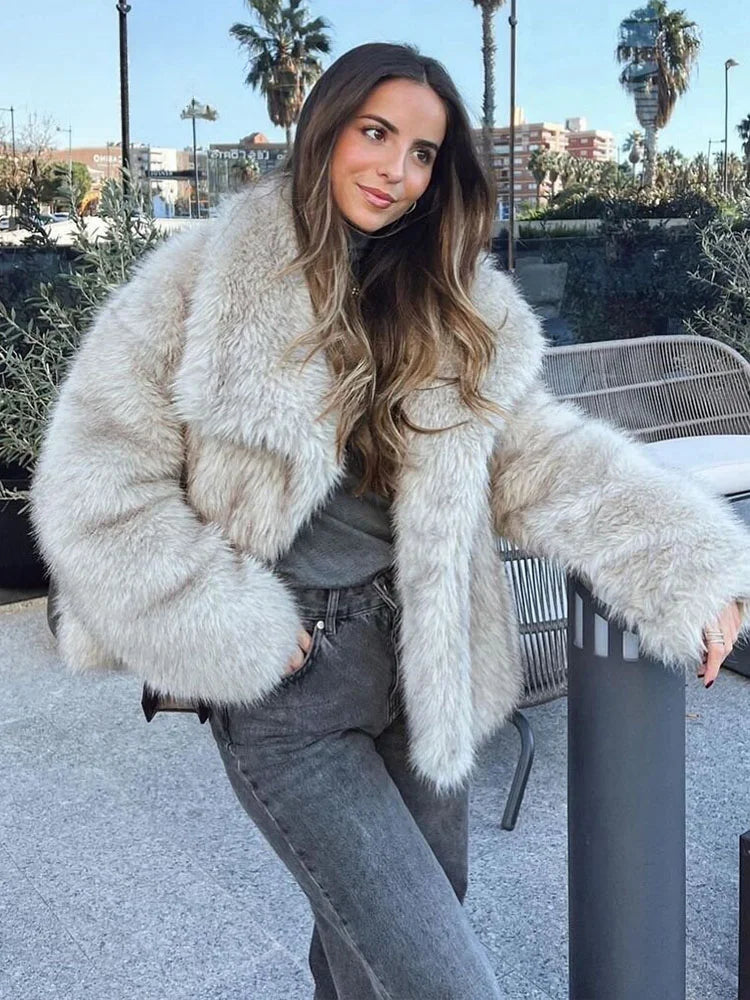 Naisten muhkea faux fur -takki, elegantti viimeistely, edestä, kevyt ja lämmin syksyn ja talven viileään säähän.