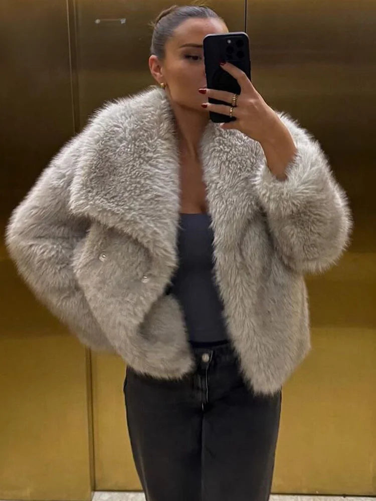 Naisten muhkea faux fur -takki, elegantti viimeistely, edestä, kevyt ja lämmin syksyn ja talven viileään säähän.