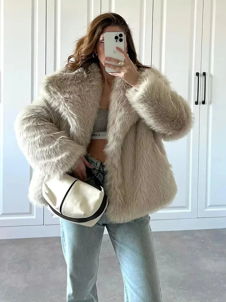 Naisten muhkea faux fur -takki, elegantti viimeistely, edestä, kevyt ja lämmin syksyn ja talven viileään säähän.
