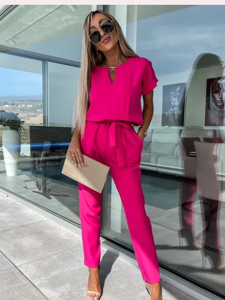 Dame jumpsuit, komfortabel, V-hals, elastisk talje, stilfuld og praktisk, egnet til hverdag og fest.