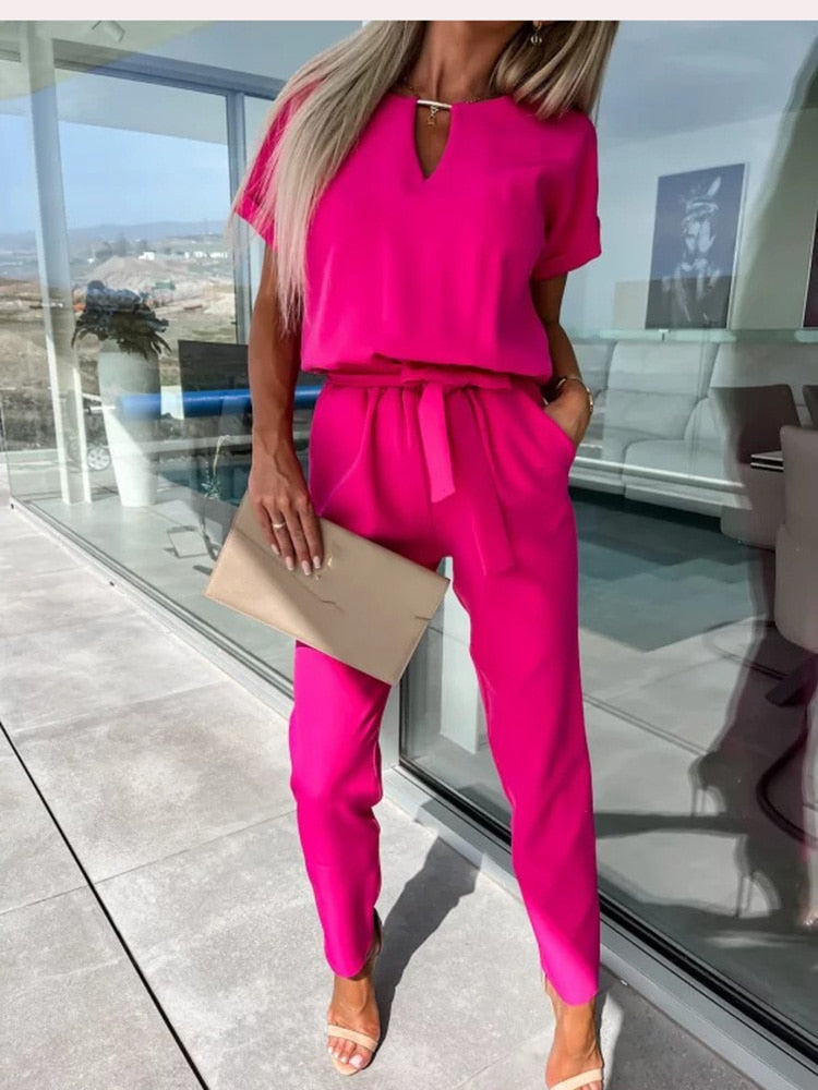 Dame jumpsuit, komfortabel, V-hals, elastisk talje, stilfuld og praktisk, egnet til hverdag og fest.