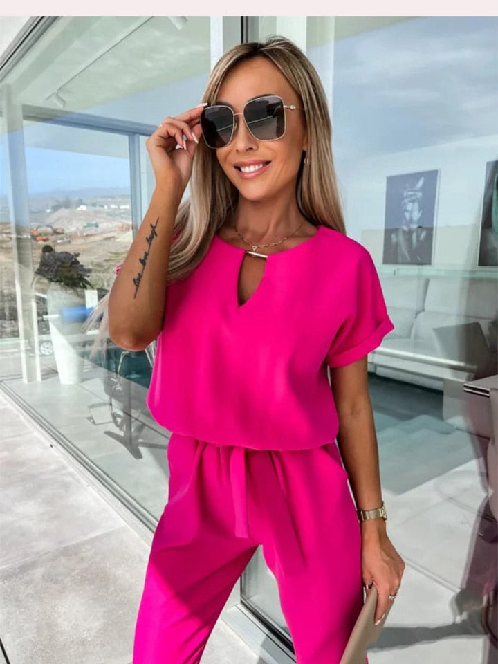 Dame jumpsuit, komfortabel, V-hals, elastisk talje, stilfuld og praktisk, egnet til hverdag og fest.