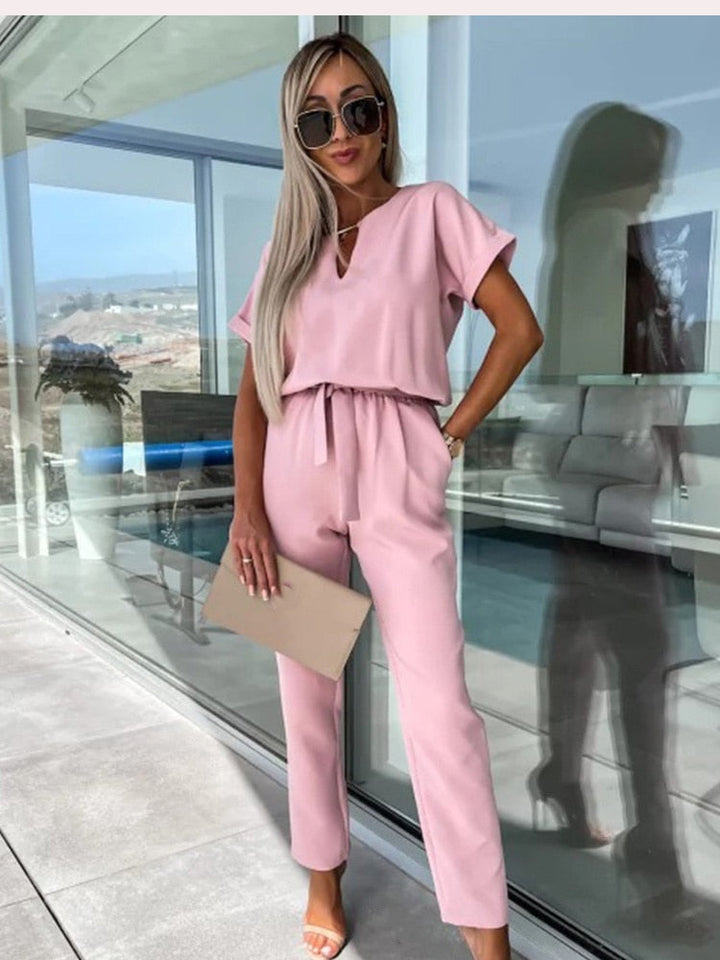 Dame jumpsuit, komfortabel, V-hals, elastisk talje, stilfuld og praktisk, egnet til hverdag og fest.