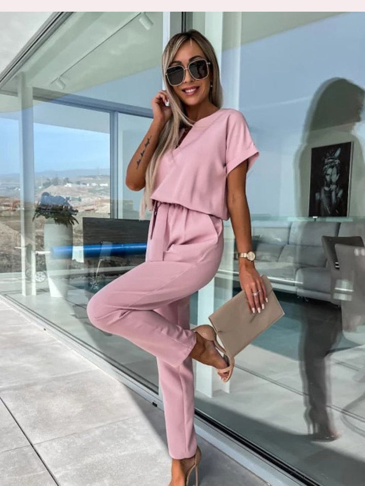 Dame jumpsuit, komfortabel, V-hals, elastisk talje, stilfuld og praktisk, egnet til hverdag og fest.