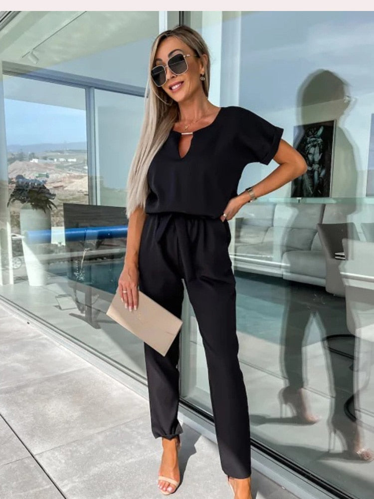 Dame jumpsuit, komfortabel, V-hals, elastisk talje, stilfuld og praktisk, egnet til hverdag og fest.