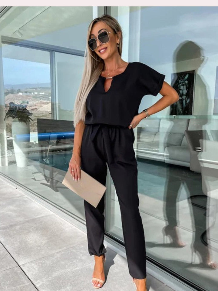 Dame jumpsuit, komfortabel, V-hals, elastisk talje, stilfuld og praktisk, egnet til hverdag og fest.