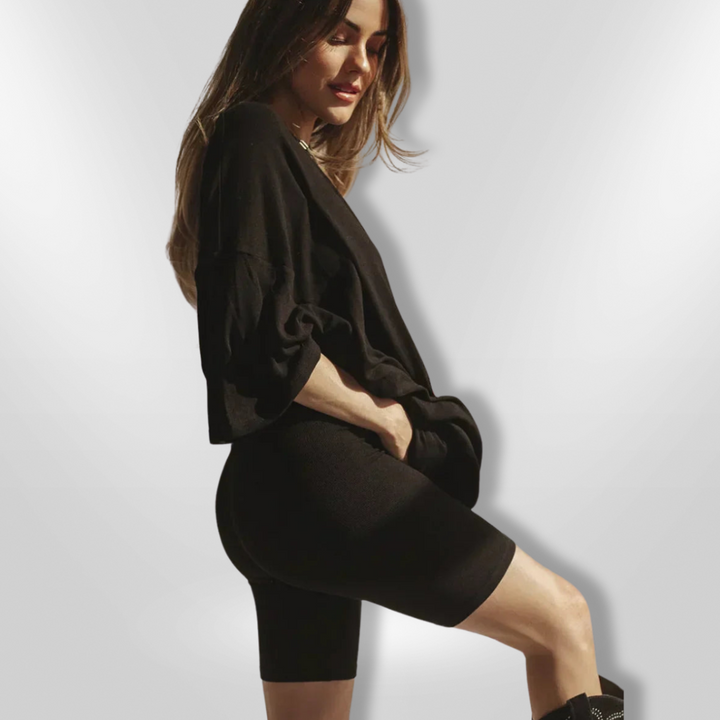Dame komfortabelt sæt med oversized skjorte og shorts. Neutral farve, trendy stil, afslappet og nem at bruge.