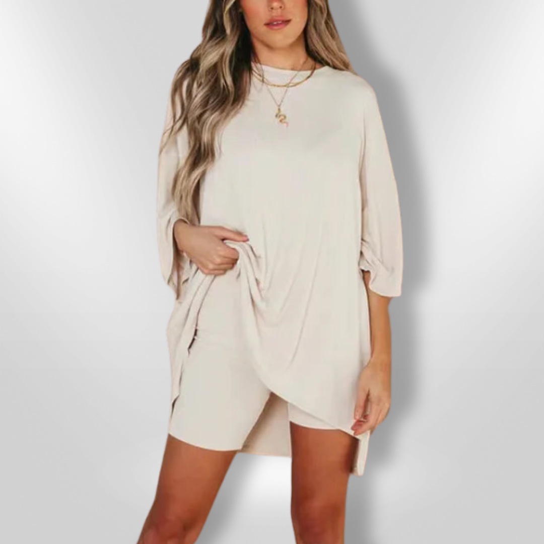 Dame komfortabelt sæt med oversized skjorte og shorts. Neutral farve, trendy stil, afslappet og nem at bruge.