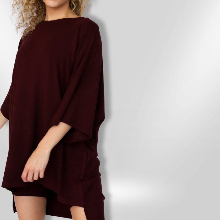 Dame komfortabelt sæt med oversized skjorte og shorts. Neutral farve, trendy stil, afslappet og nem at bruge.