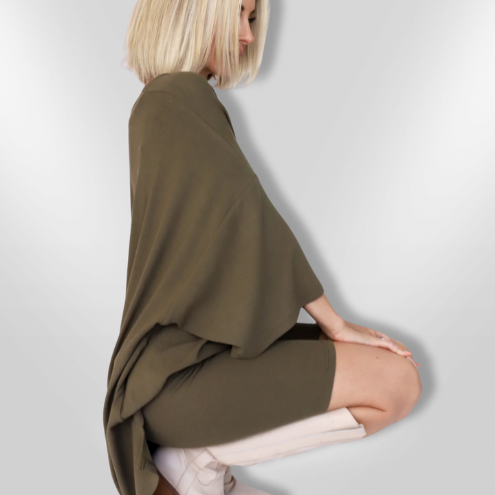 Dame komfortabelt sæt med oversized skjorte og shorts. Neutral farve, trendy stil, afslappet og nem at bruge.