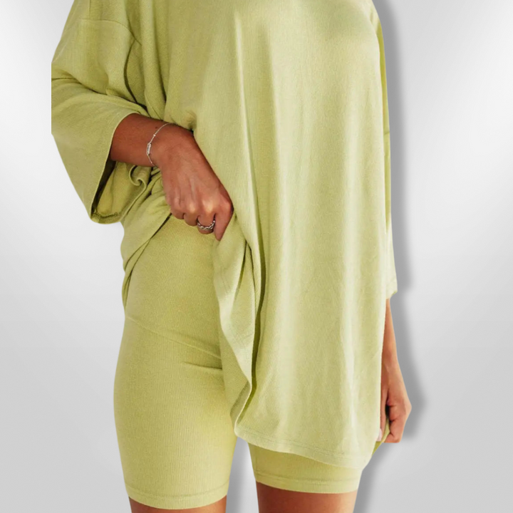Dame komfortabelt sæt med oversized skjorte og shorts. Neutral farve, trendy stil, afslappet og nem at bruge.