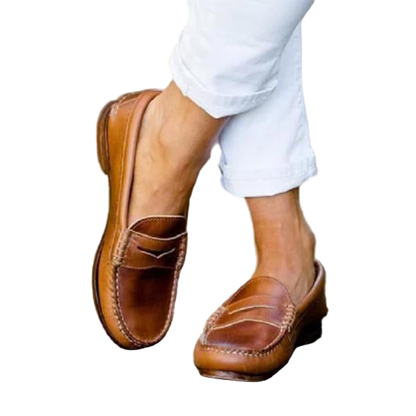 "Naisten mukavat nahkaiset loaferit etunäkymä, elegantti ja ajaton muotoilu, pehmustettu sisäpohja mukavuuden takaamiseksi."
