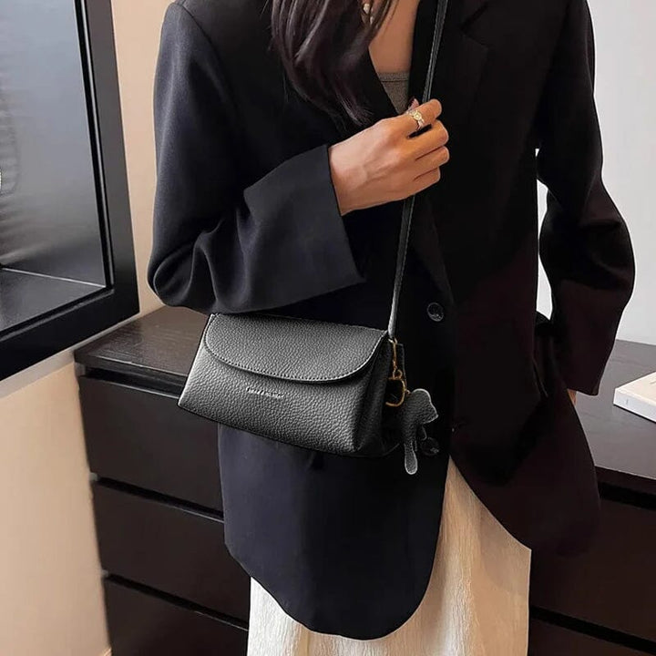Lähempi kuva naisten crossbody laukusta, khaki, norsuriipus.