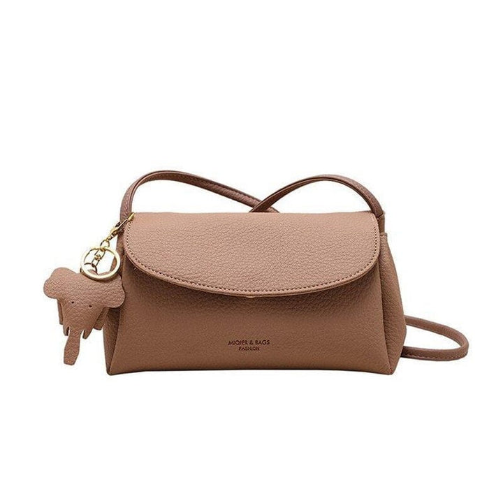 Naisten muoti crossbody laukku, valkoinen PU-nahka, norsuriipus koriste, tyylikäs ja käytännöllinen päivän asuste.