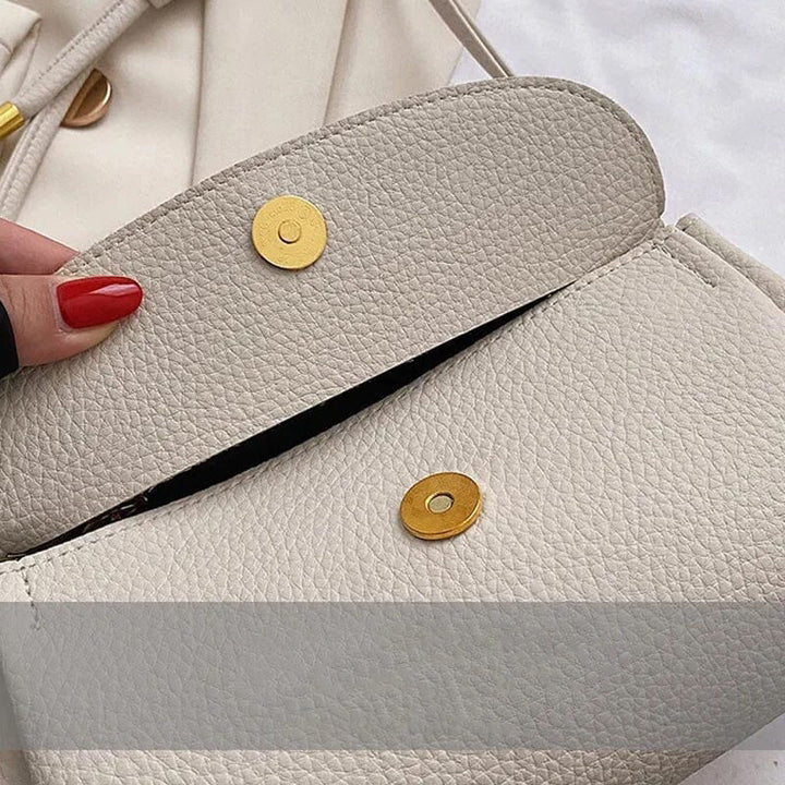Naisten muoti crossbody laukku, khaki PU-nahka, norsuriipus koriste, tyylikäs ja käytännöllinen päivän asuste.