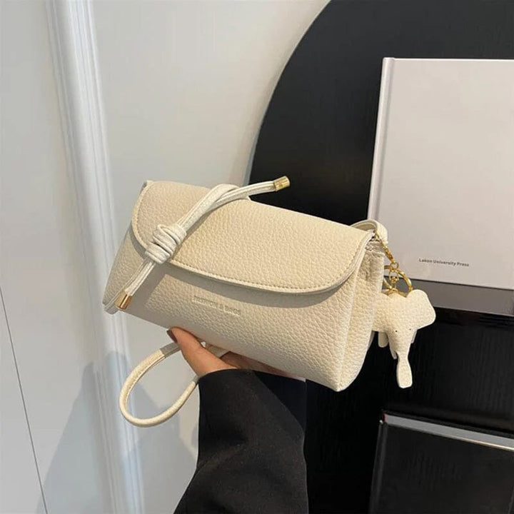 Naisten muoti crossbody laukku, vaaleanpunainen PU-nahka, norsuriipus koriste, tyylikäs ja käytännöllinen päivän asuste.