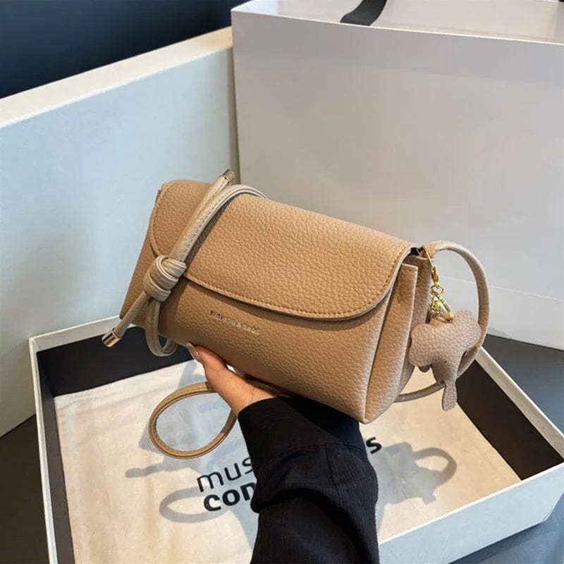 Naisten muoti crossbody laukku, valkoinen PU-nahka, norsuriipus koriste, tyylikäs ja käytännöllinen päivän asuste.