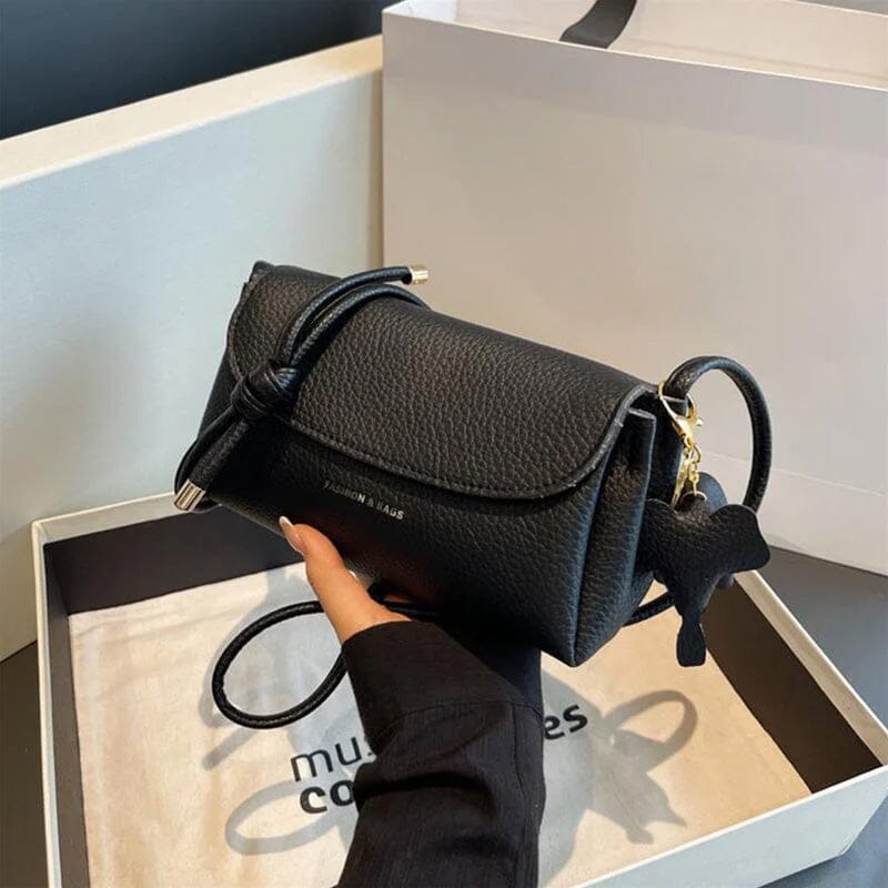 Naisten muoti crossbody laukku, musta PU-nahka, norsuriipus koriste, tyylikäs ja käytännöllinen päivän asuste.