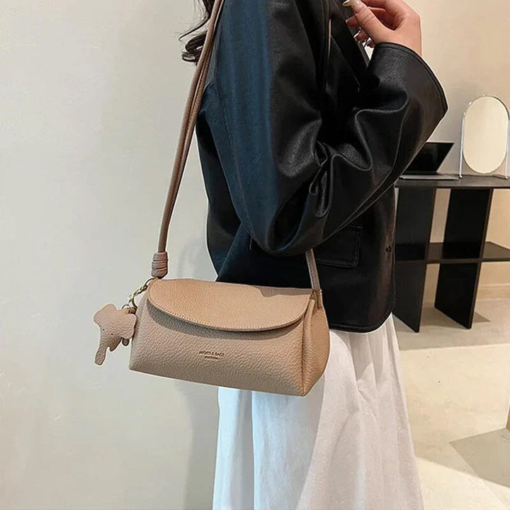 Naisten muoti crossbody laukku, valkoinen PU-nahka, norsuriipus koriste, tyylikäs ja käytännöllinen päivän asuste.