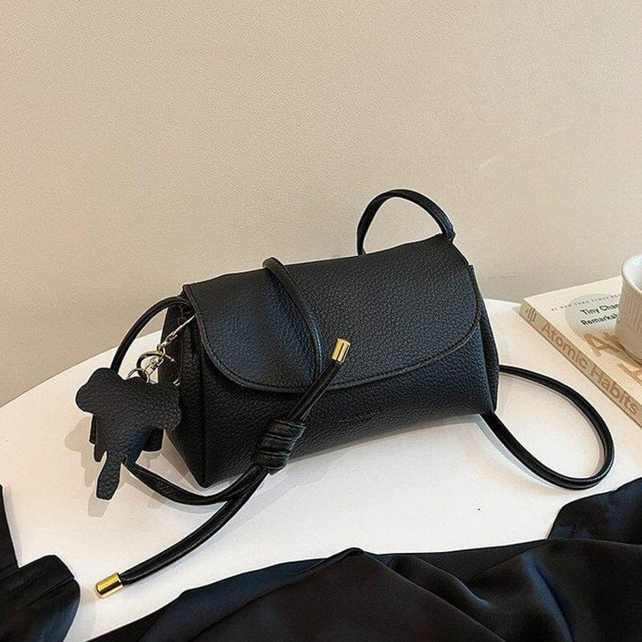 Naisten muoti crossbody laukku, khaki PU-nahka, norsuriipus koriste, tyylikäs ja käytännöllinen päivän asuste.