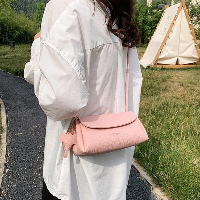 Naisten muoti crossbody laukku, vaaleanpunainen PU-nahka, norsuriipus koriste, tyylikäs ja käytännöllinen päivän asuste.