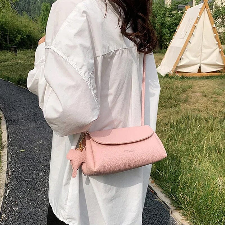 Naisten muoti crossbody laukku, vaaleanpunainen PU-nahka, norsuriipus koriste, tyylikäs ja käytännöllinen päivän asuste.