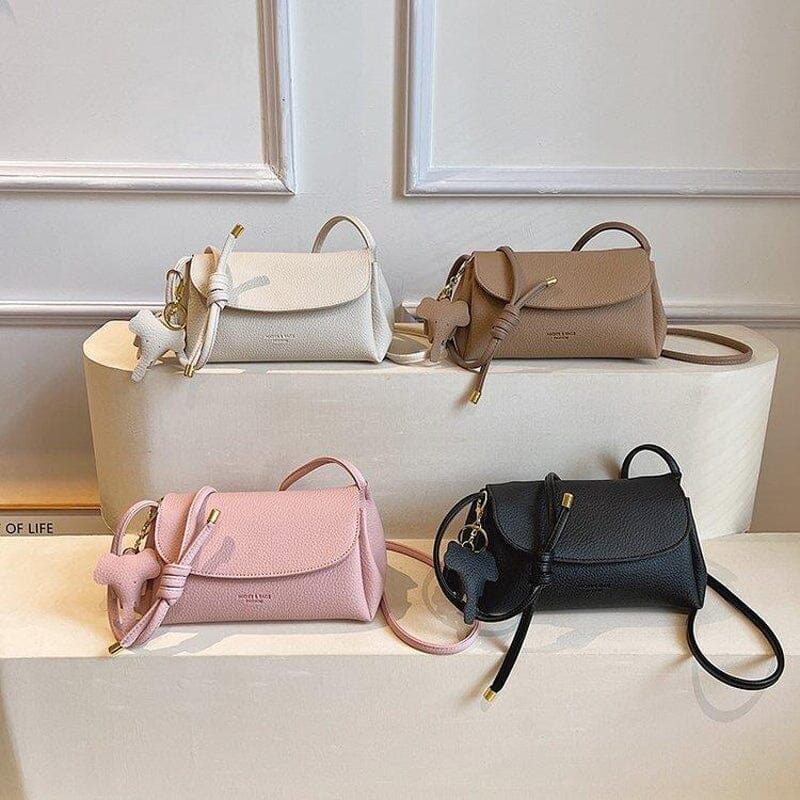 Lähempi kuva naisten crossbody laukusta, valkoinen, norsuriipus.