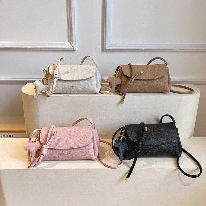 Lähempi kuva naisten crossbody laukusta, valkoinen, norsuriipus.