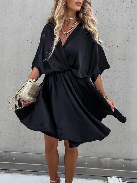 Damekjole med V-hals, sort - elegant og feminin, perfekt til fest og formelle anledninger.